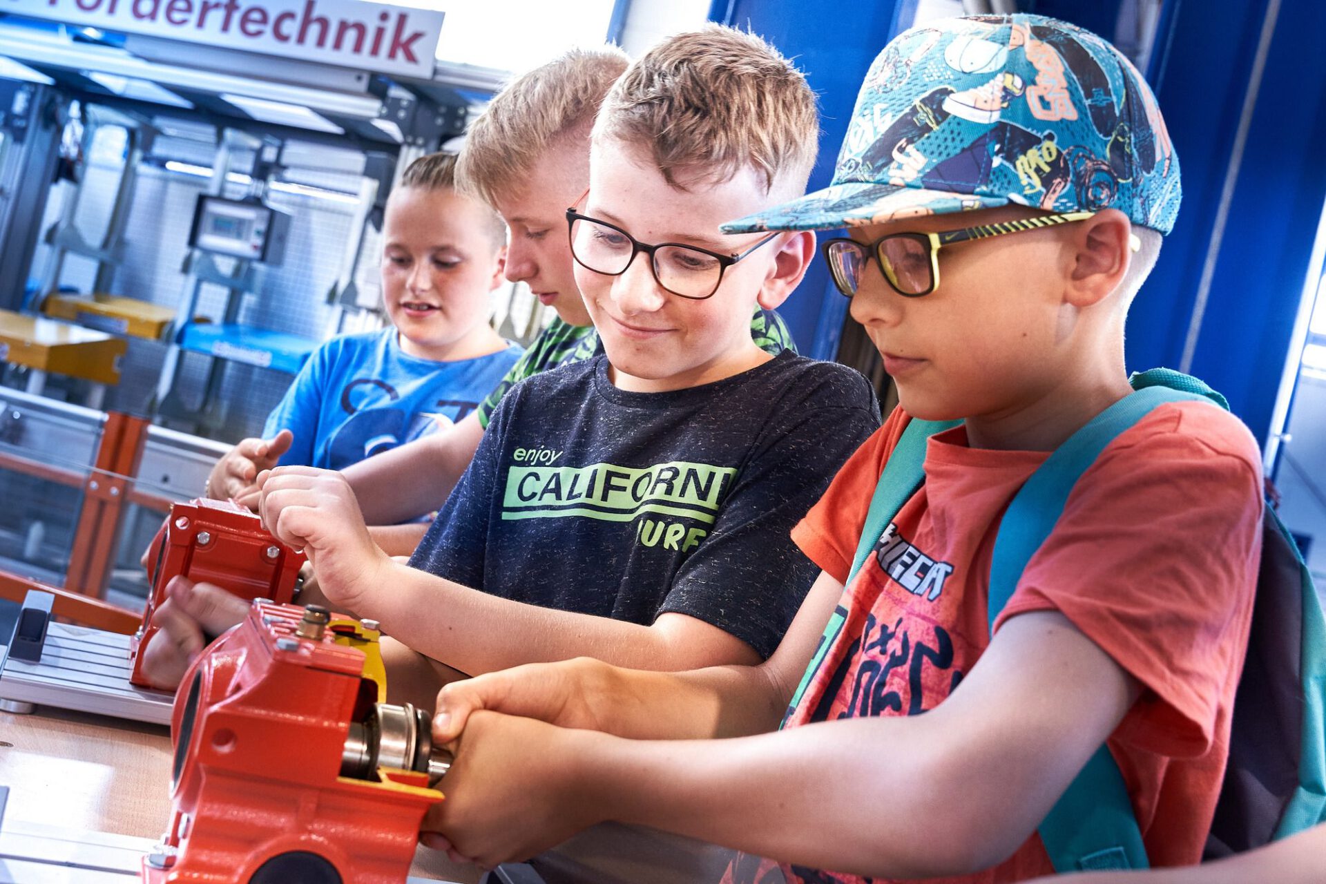 Vier Jungs entwickeln ein Fahrzeug